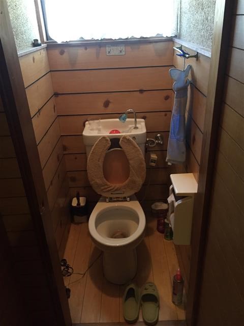 トイレ取替　床壁張り工事